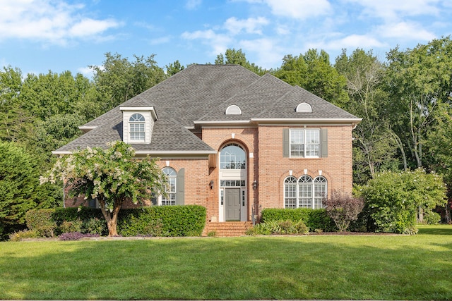 view of front of property featuring a front lawn