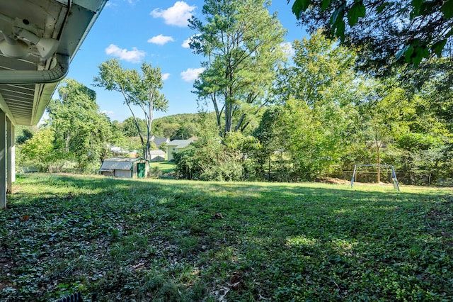 view of yard with a shed