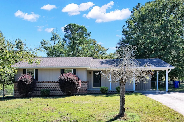 ranch-style house featuring a front lawn and a carport