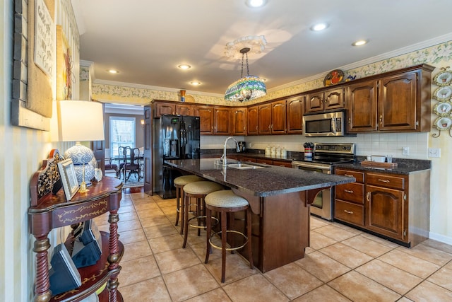 kitchen featuring a sink, ornamental molding, a breakfast bar, and stainless steel appliances