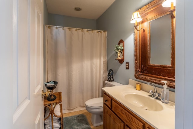full bathroom with a shower with shower curtain, toilet, and vanity