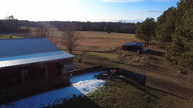 view of yard featuring a rural view