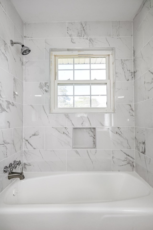 bathroom featuring tiled shower / bath combo