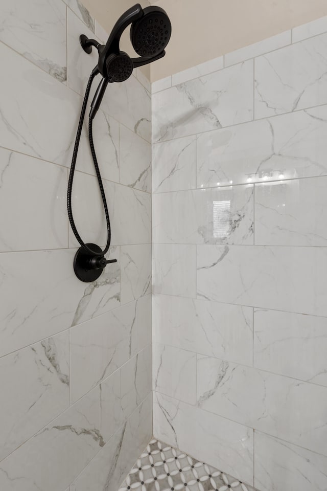 bathroom featuring tiled shower