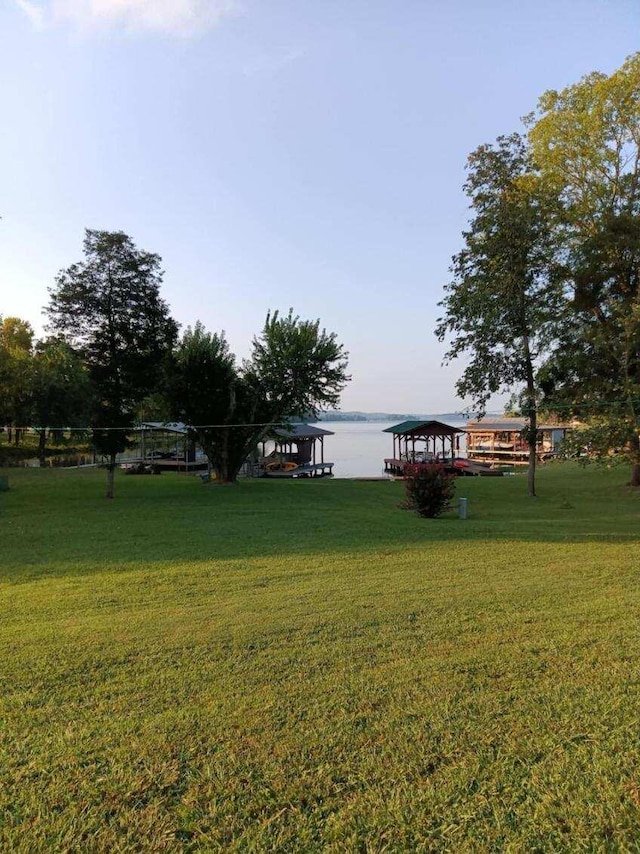 view of yard featuring a water view