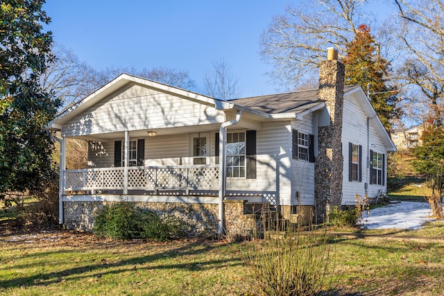 view of front of house with a front yard and covered porch