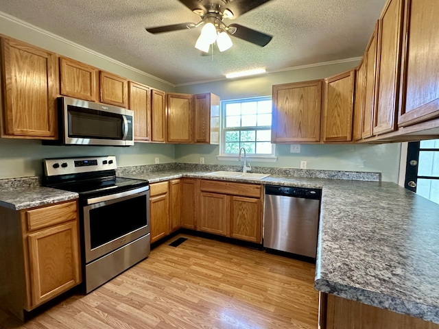 175 Sunset Estates Ln, Dayton, TN 37321 - kitchen with appliances with stainless steel finishes, a sink, a textured ceiling, light wood-type flooring, and ceiling fan