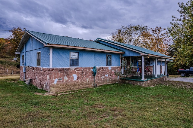 view of front facade with a front lawn and a porch