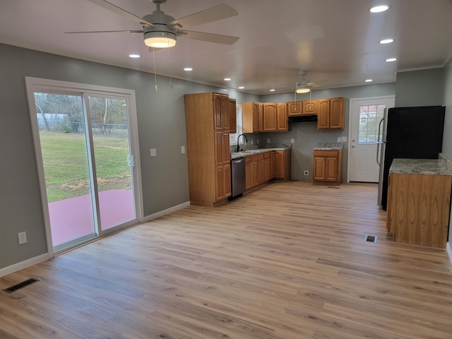 kitchen with sink, ceiling fan, stainless steel appliances, crown molding, and light hardwood / wood-style flooring