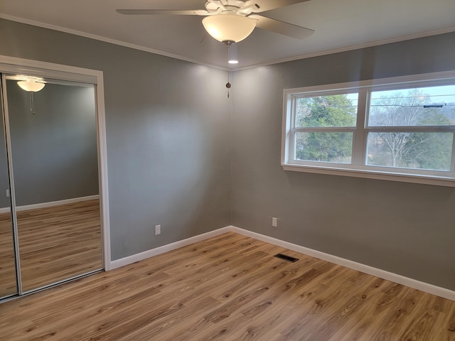 unfurnished room with ceiling fan, ornamental molding, and light hardwood / wood-style floors