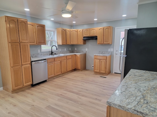 kitchen featuring ornamental molding, stainless steel appliances, sink, and light hardwood / wood-style flooring