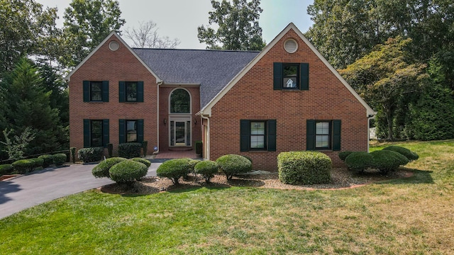 view of front facade with a front lawn