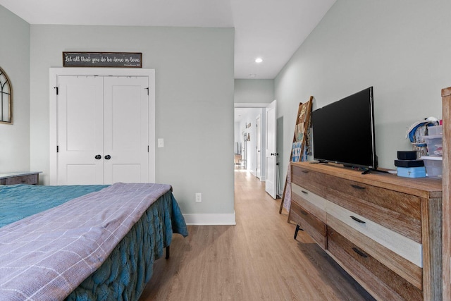 bedroom featuring light wood-style floors, baseboards, a closet, and recessed lighting