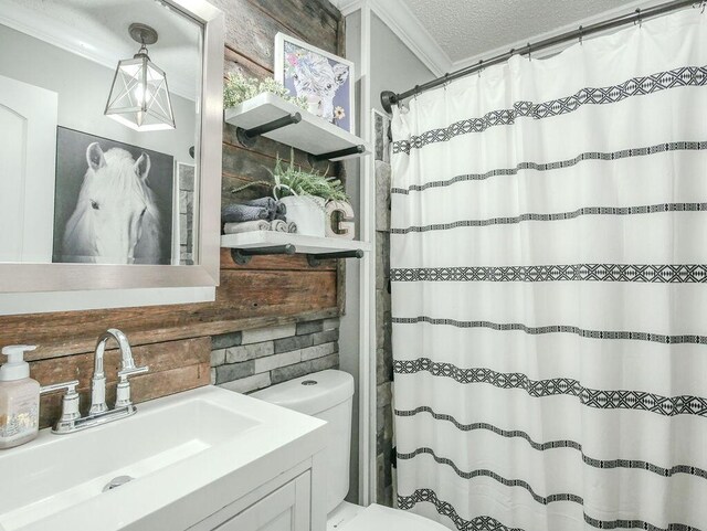 full bathroom with curtained shower, a textured ceiling, ornamental molding, and toilet