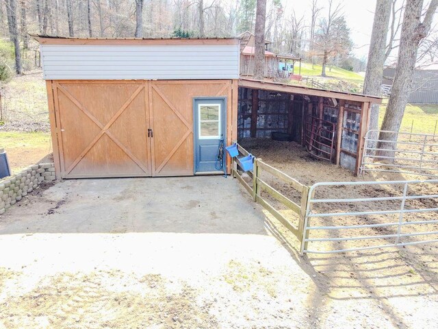 view of outdoor structure with an exterior structure and an outbuilding