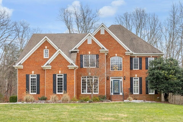 view of front of property featuring a front lawn