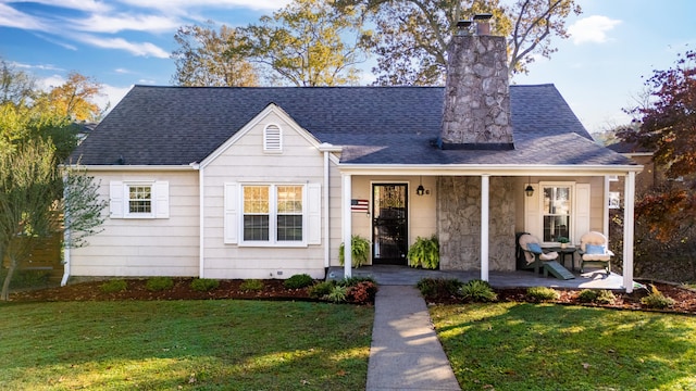 view of front facade featuring a porch and a front yard