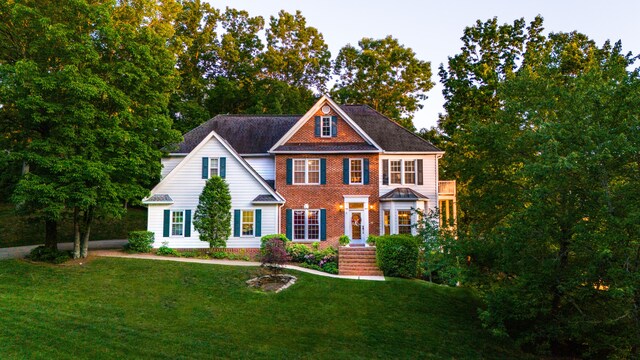 view of front of property featuring a front yard