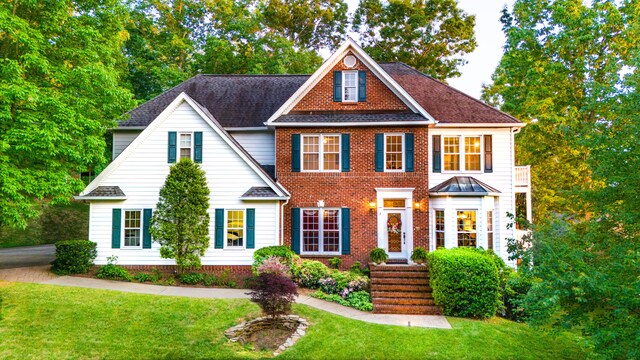 view of front facade with a front yard