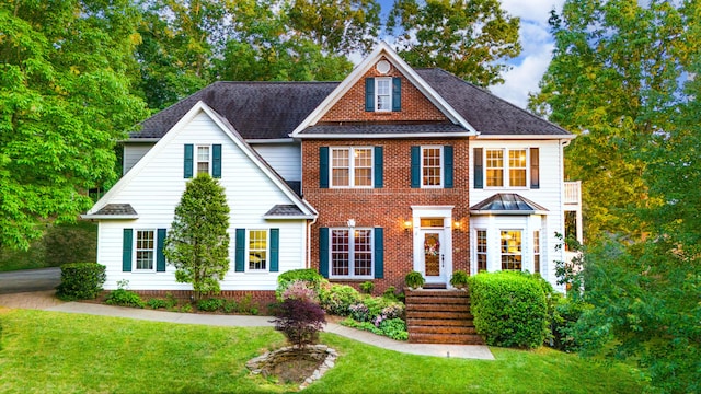 view of front facade featuring a front yard