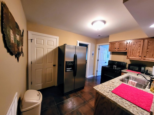 kitchen with dark wood-type flooring, sink, black / electric stove, kitchen peninsula, and ceiling fan