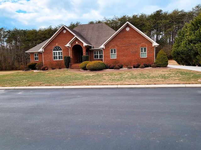 view of front of house featuring a front lawn