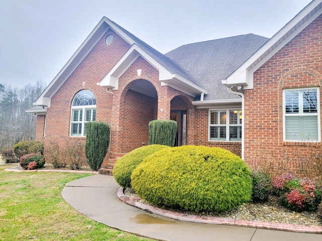 view of front of property featuring a front lawn