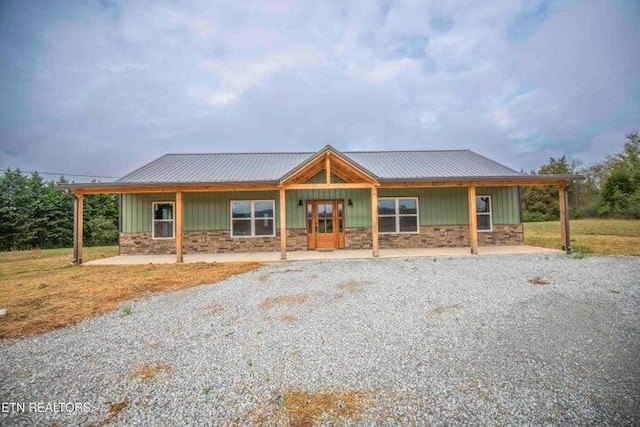 view of front of property with a front lawn