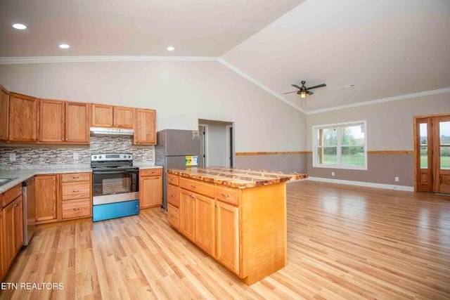 kitchen with stainless steel appliances, ceiling fan, crown molding, light hardwood / wood-style floors, and a kitchen island