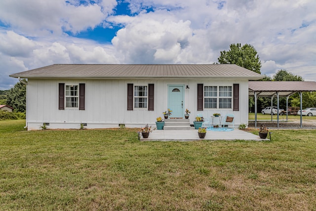 view of front of home featuring a front yard and a carport