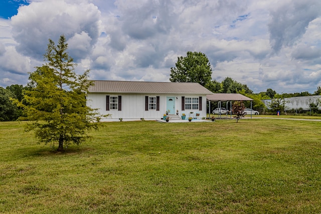 view of front of property with a front lawn