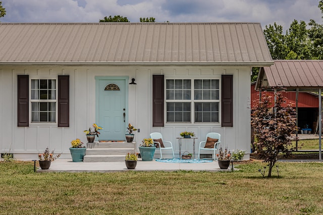 view of front facade featuring a front yard