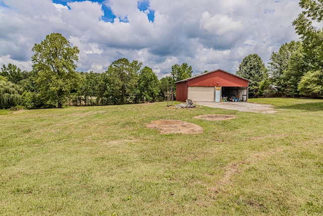 view of yard featuring an outbuilding and a garage