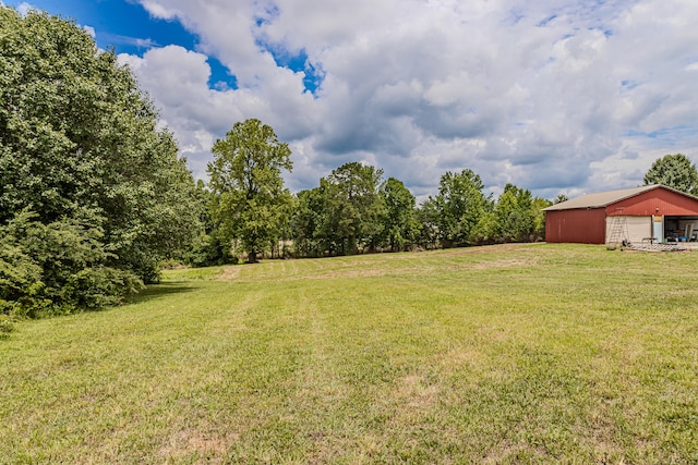 view of yard featuring an outbuilding