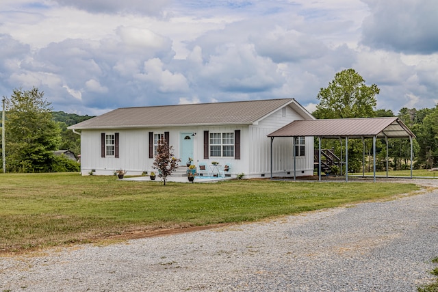 view of front of property featuring a front yard and a carport