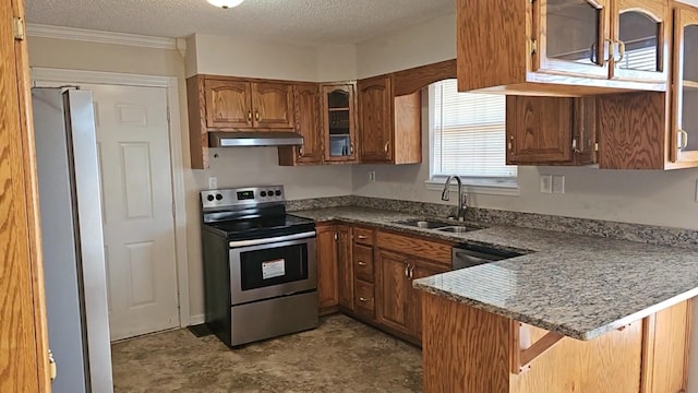 kitchen with kitchen peninsula, appliances with stainless steel finishes, a breakfast bar, a textured ceiling, and sink