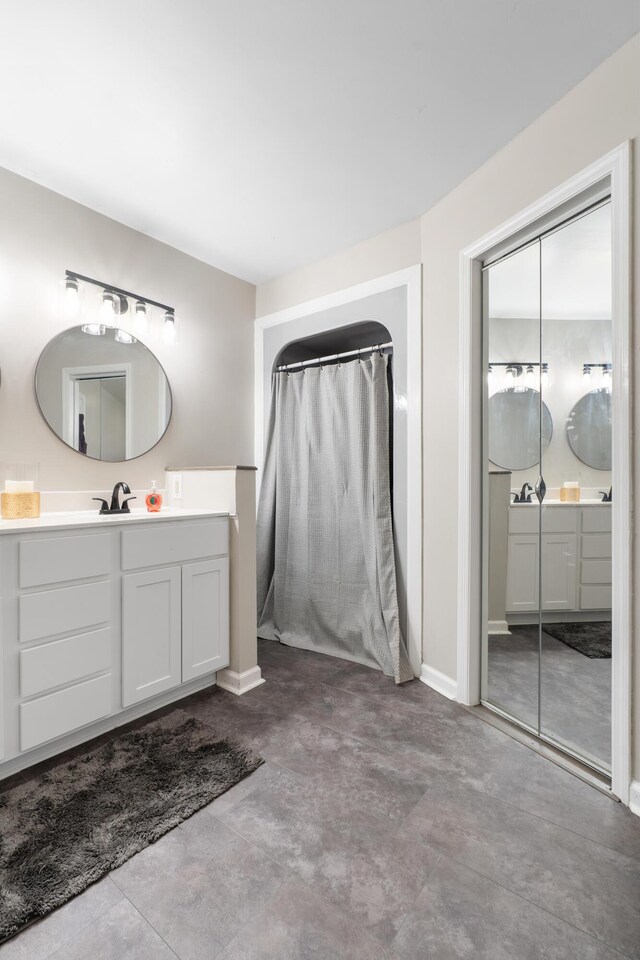 364 Hidden Oaks Trl, Cleveland, TN 37312 - bathroom featuring vanity and curtained shower