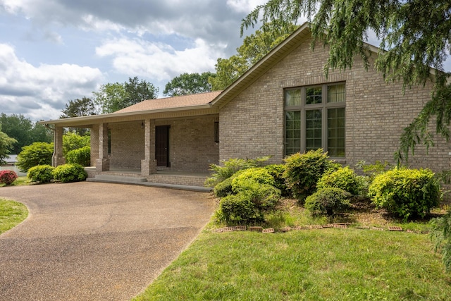 139 County Road 147, Riceville, TN 37370 - view of front facade featuring brick siding and a front yard