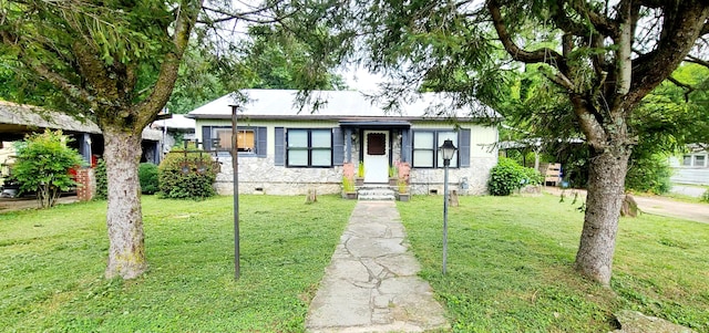 view of front of property featuring crawl space and a front yard