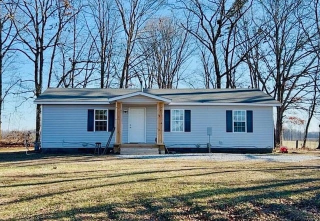 ranch-style home featuring a front lawn