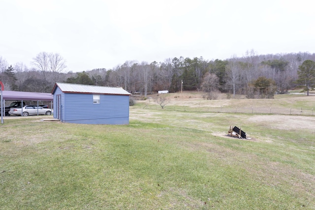 view of yard with an outdoor structure