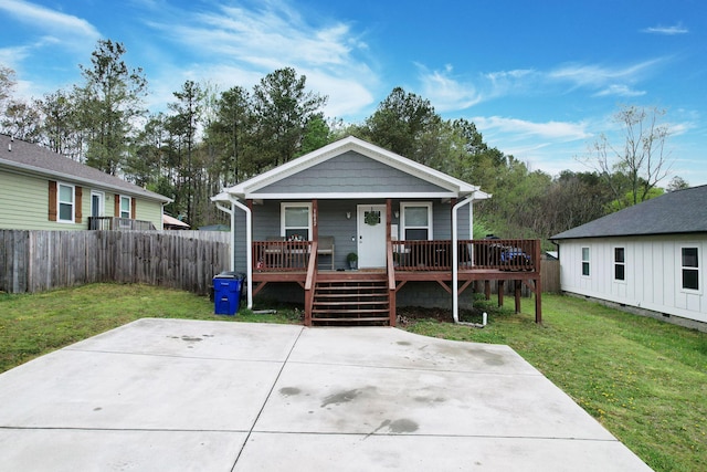 1042 Mccann Dr SE, Cleveland, TN 37311 - bungalow-style house featuring a front lawn, fence, a porch, and a patio