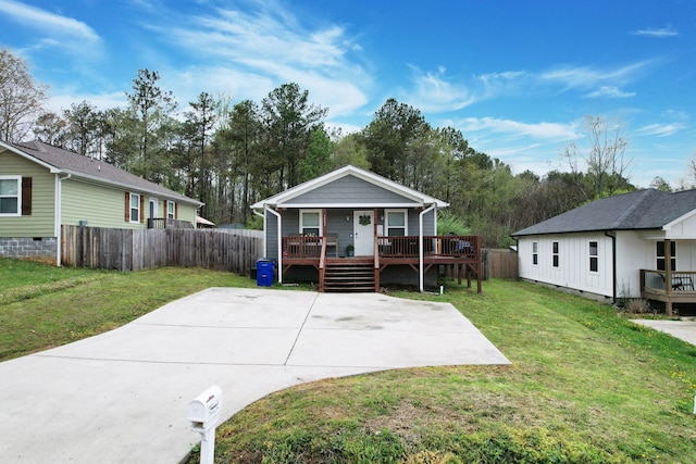 1042 Mccann Dr SE, Cleveland, TN 37311 - view of front facade featuring crawl space, fence, and a front lawn