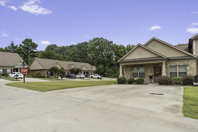 view of front of home featuring a front lawn