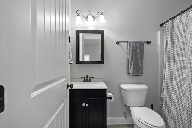 bathroom featuring a shower with shower curtain, vanity, and toilet