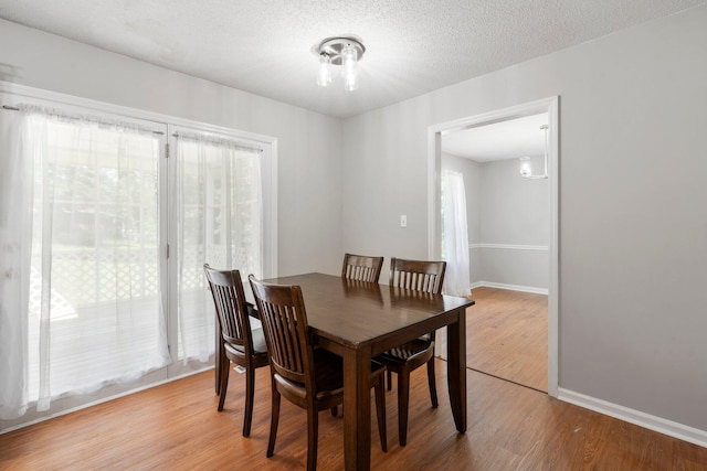 7701 Diamondhead Dr, Ooltewah, TN 37363 - dining area featuring wood finished floors and baseboards