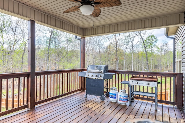 sunroom / solarium featuring ceiling fan