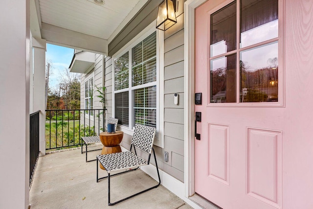 property entrance featuring a porch