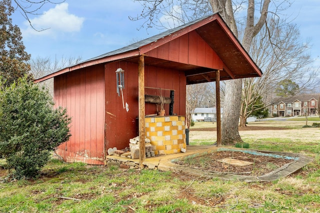 view of outdoor structure featuring an outbuilding