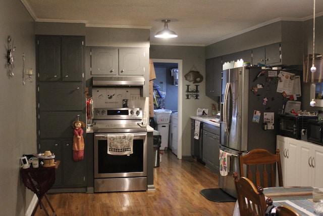 kitchen with gray cabinets, stainless steel appliances, light hardwood / wood-style flooring, and crown molding